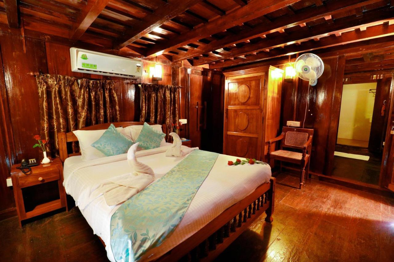 Hotel Triveny River Palace Alappuzha Zewnętrze zdjęcie