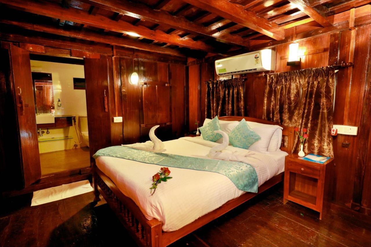 Hotel Triveny River Palace Alappuzha Zewnętrze zdjęcie