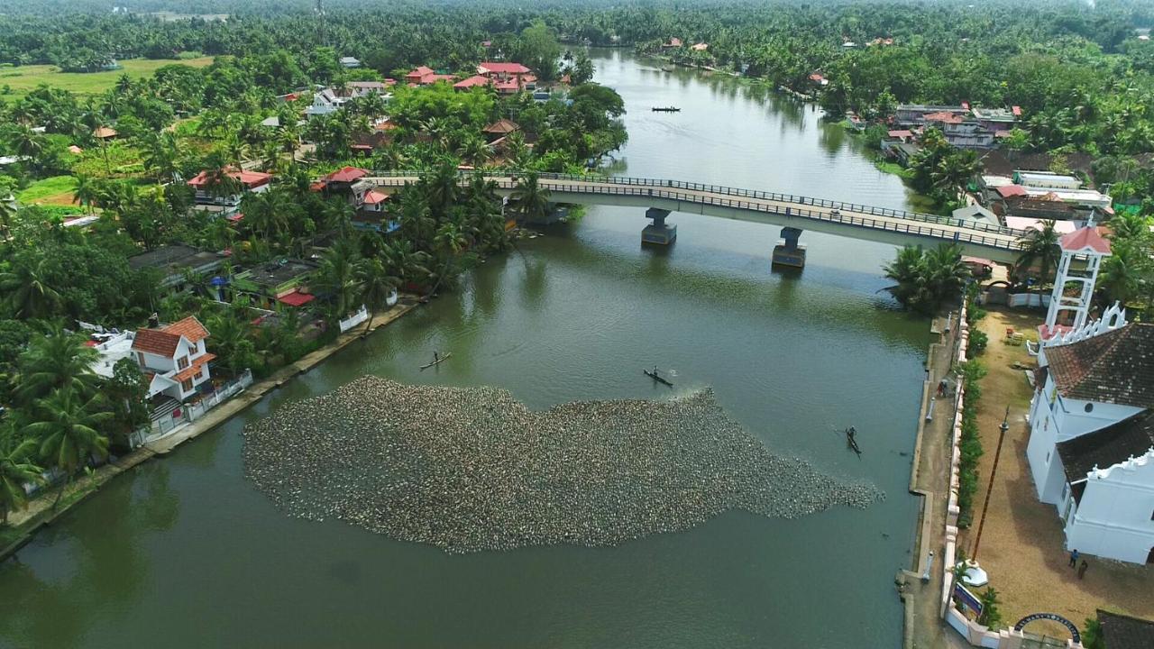 Hotel Triveny River Palace Alappuzha Zewnętrze zdjęcie